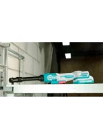Ratchet inalámbrico TOTAL utilizado para ajustar pernos y tuercas en trabajos mecánicos.