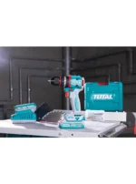 Taladro percutor inalámbrico SUPER TOTAL perforando una superficie.