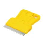 Cuchilla raspador para vidrio Stanley 28-100 diseñada para remover residuos, pintura y suciedad en superficies de vidrio.