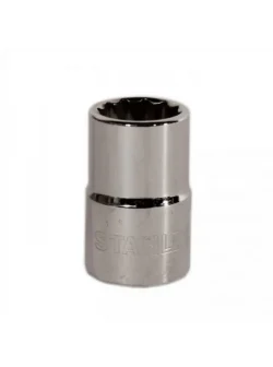 Llave copa corta estriada de 12 puntos Stanley de 13/16" con encastre de 1/2 pulgada para ajuste de tornillos y tuercas en trabajos mecánicos.