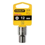 Llave copa estriada de 12 puntos Stanley de 12 mm con encastre de 1/2 pulgada para ajuste de tornillos y tuercas en trabajos mecánicos.