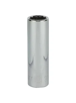 Llave copa larga estriada Stanley de 18 mm con encastre de 1/2 pulgada para ajuste de tornillos y tuercas en trabajos mecánicos.