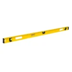 Nivel de aluminio Stanley de 48 pulgadas con 3 gotas de medición para trabajos de nivelación y alineación en construcción.