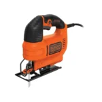 Caladora Black + Decker KS701E-B3 de 550W para trabajos profesionales y cortes precisos en madera y aluminio.