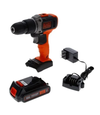 Taladro inalámbrico Black + Decker BCD704C1-B3 de 20V con batería y cargador para perforación y atornillado.