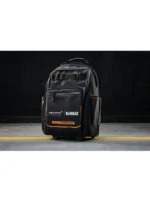 Mochila DEWALT McLaren fabricada con tejido de 1680 deniers y lona repelente a la suciedad