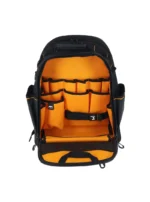 Interior de mochila DEWALT con múltiples bolsillos para herramientas manuales, taladro y baterías.