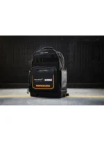 Mochila DEWALT con compartimento resistente al agua IP54 y base impermeable.